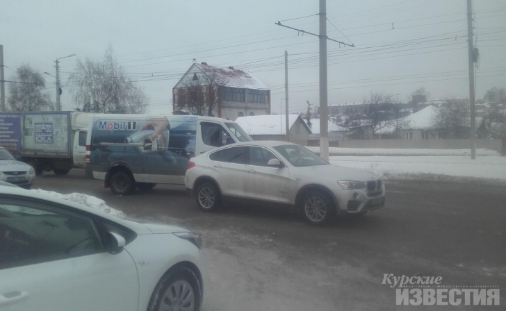На Литовской в Курске «Мерседес» «догнал» БМВ На Литовской в Курске «Мерседес» «догнал» БМВ