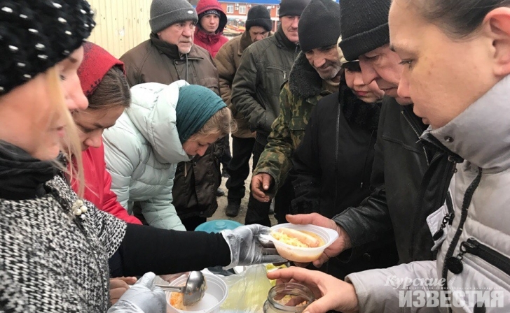 Курские волонтеры раздали бездомным горячие обеды Курские волонтеры раздали бездомным горячие обеды