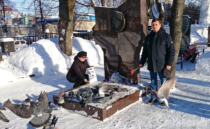 Куряне покормили птиц у памятника Евгению Носову Куряне покормили птиц у памятника Евгению Носову
