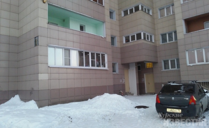 Курск. Упавшая с крыши многоэтажки наледь повредила автомобиль Курск. Упавшая с крыши многоэтажки наледь повредила автомобиль