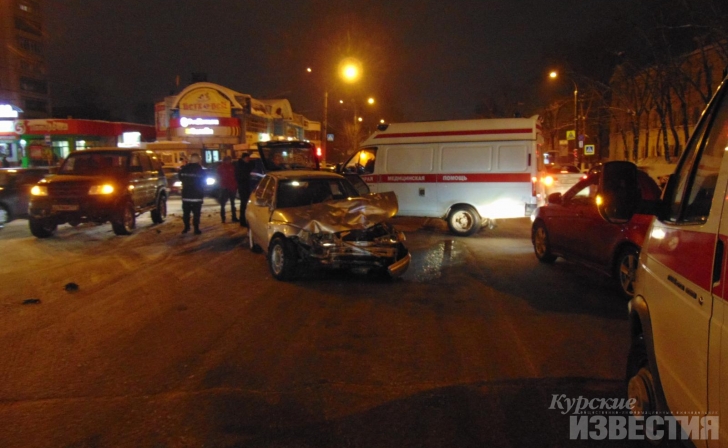 В Курске УАЗ столкнулся с маршруткой и ВАЗ 2112 В Курске УАЗ столкнулся с маршруткой и ВАЗ 2112