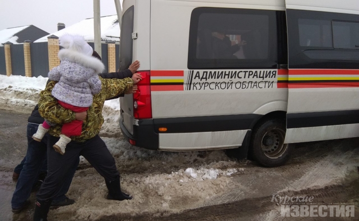 Курская область. Жителям Кукуевки пришлось выталкивать из сугроба микроавтобус администрации Курская область. Жителям Кукуевки пришлось выталкивать из сугроба микроавтобус администрации