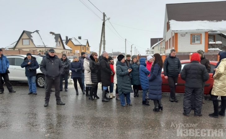 Жители д. Кукуевка 2 часа ждут Романа Старовойта на остановке Жители д. Кукуевка 2 часа ждут Романа Старовойта на остановке