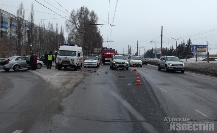 В ДТП в Курске пострадали женщина-водитель и её 8-летняя дочь В ДТП в Курске пострадали женщина-водитель и её 8-летняя дочь