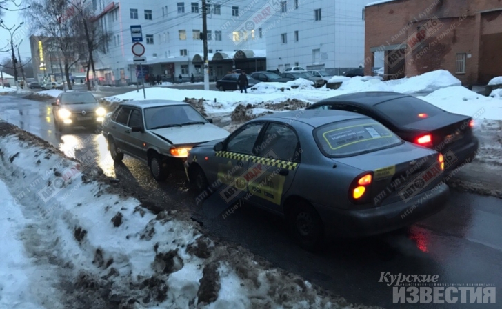 В Курске столкнулись две легковушки В Курске столкнулись две легковушки