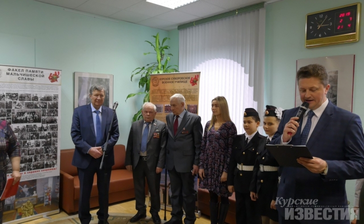 В фойе администрации города Курска открылась выставка «Факел мальчишеской славы» В фойе администрации города Курска открылась выставка «Факел мальчишеской славы»