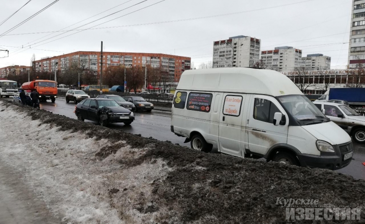 Курск. В ДТП пострадала пассажирка маршрутки Курск. В ДТП пострадала пассажирка маршрутки