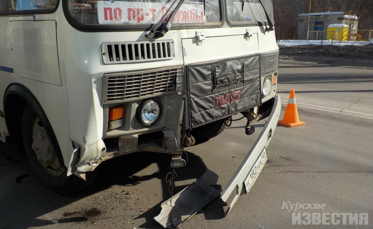 В Курске столкнулись ПАЗ и микроавтобус В Курске столкнулись ПАЗ и микроавтобус