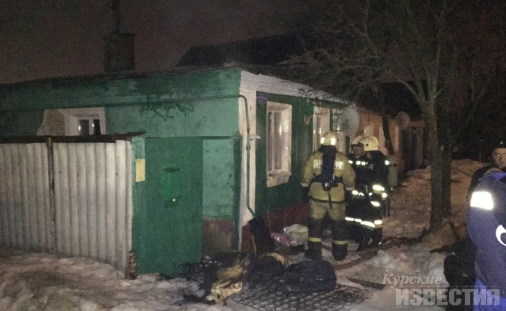 Курск. Ночью пожарные эвакуировали двух человек из горящего дома Курск. Ночью пожарные эвакуировали двух человек из горящего дома