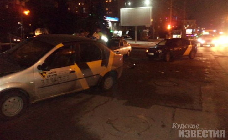 Курянка пострадала во время столкновения двух автомобилей из службы такси Курянка пострадала во время столкновения двух автомобилей из службы такси