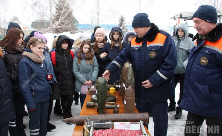 Курские спасатели провели «Урок безопасности» Курские спасатели провели «Урок безопасности»