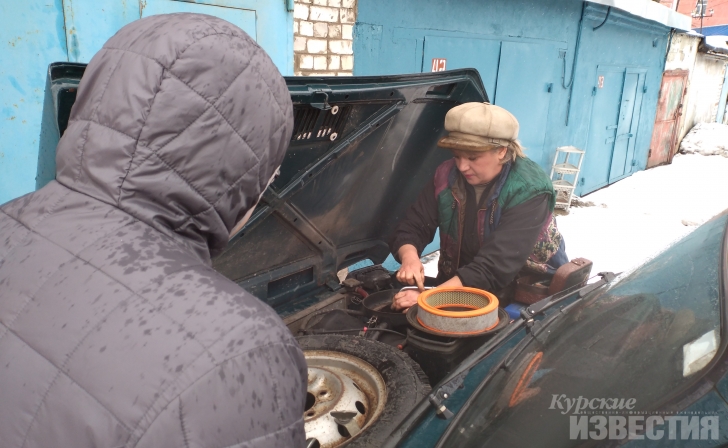 Курянка 25 лет занимается ремонтом автомобилей в гаражном боксе Курянка 25 лет занимается ремонтом автомобилей в гаражном боксе