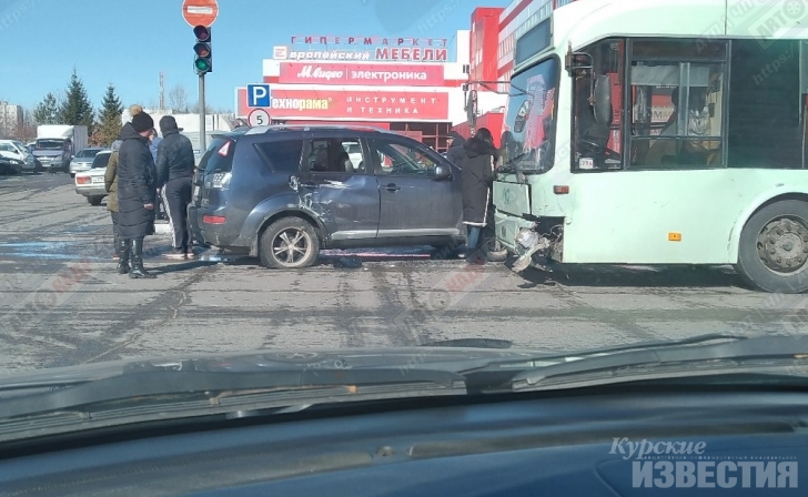 Курск. На проспекте Дружбы столкнулись троллейбус и легковушка Курск. На проспекте Дружбы столкнулись троллейбус и легковушка