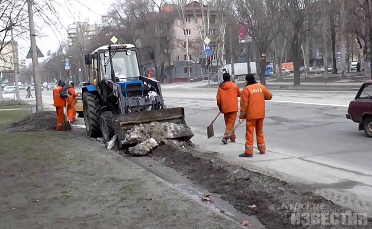 Курские дорожники начали убирать оттаявшие от снега и льда улицы Курские дорожники начали убирать оттаявшие от снега и льда улицы