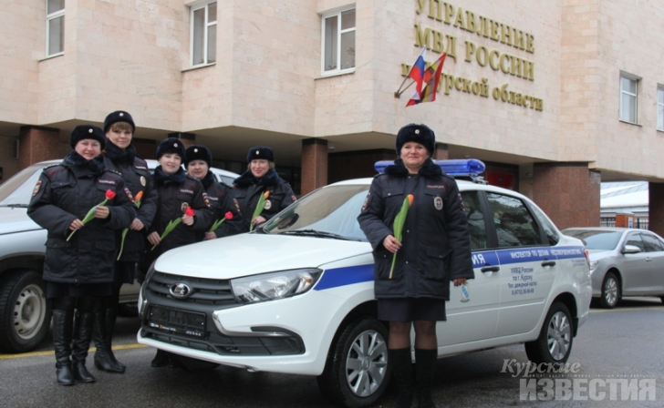 Женщины-полицеские получили новую служебную машину Женщины-полицеские получили новую служебную машину