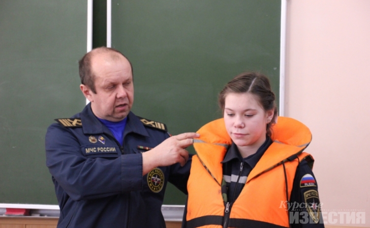 Спасатели учат курских школьников правилам безопасности на водоёмах Спасатели учат курских школьников правилам безопасности на водоёмах