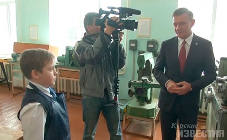 Роман Старовойт поведал юным курянам, как делал табуретки Роман Старовойт поведал юным курянам, как делал табуретки