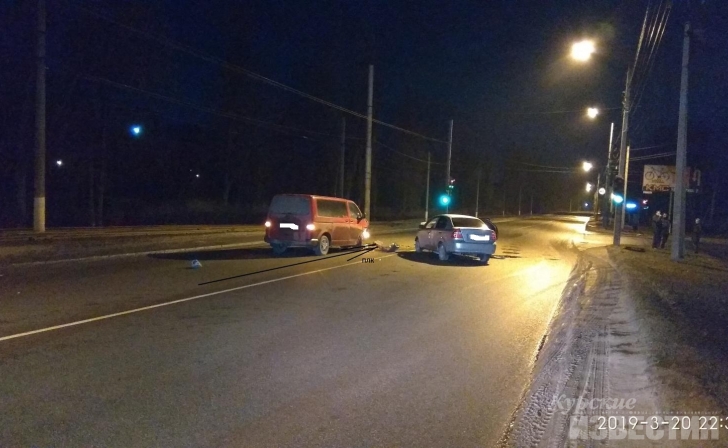 Курск. «Шевроле Авео» вылетел на встречку и протаранил «Фольксваген Каравэла» Курск. «Шевроле Авео» вылетел на встречку и протаранил «Фольксваген Каравэла»