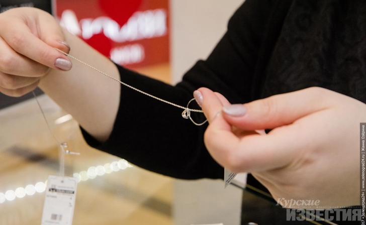 В Курске продавец ювелирного магазина подменила драгоценности на бижутерию В Курске продавец ювелирного магазина подменила драгоценности на бижутерию