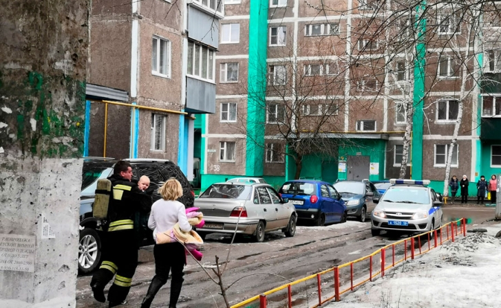 Спасатели эвакуировали 15 человек из горящей многоэтажки в Курске Спасатели эвакуировали 15 человек из горящей многоэтажки в Курске