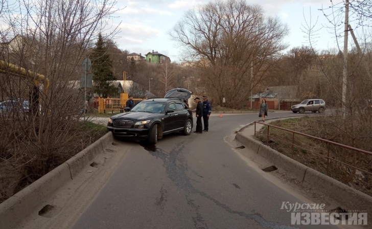 В Курске автомобиль «Инфинити» врезался в бордюр В Курске автомобиль «Инфинити» врезался в бордюр