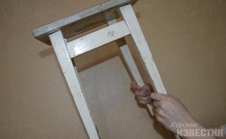 Курянин ударил сожительницу табуреткой Курянин ударил сожительницу табуреткой
