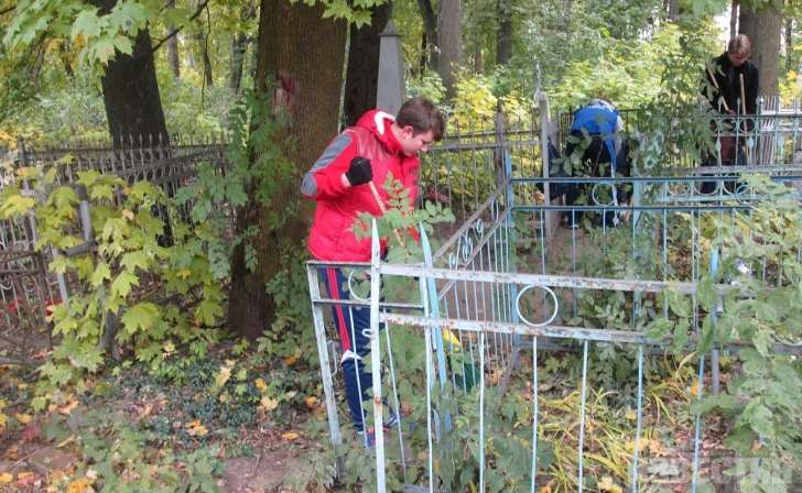 Курские волонтеры убрались на Никитском кладбище Курские волонтеры убрались на Никитском кладбище
