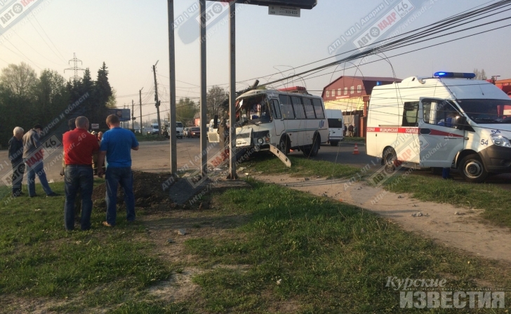 В Курске маршрутный «ПАЗ» сбил столб В Курске маршрутный «ПАЗ» сбил столб