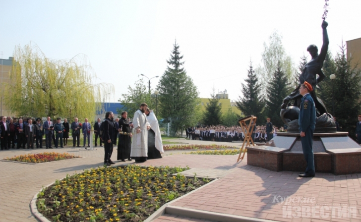 Курские спасатели почтили память героев-ликвидаторов Курские спасатели почтили память героев-ликвидаторов