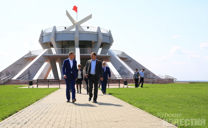 Роман Старовойт проехал по курским местам боевой славы Роман Старовойт проехал по курским местам боевой славы