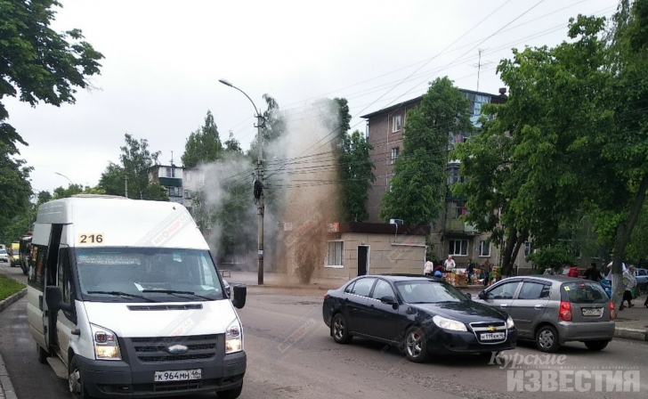 В Курске на улице Союзной забил «гейзер» В Курске на улице Союзной забил «гейзер»