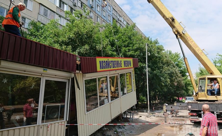 В Курске продолжается демонтаж киосков «вне закона» В Курске продолжается демонтаж киосков «вне закона»