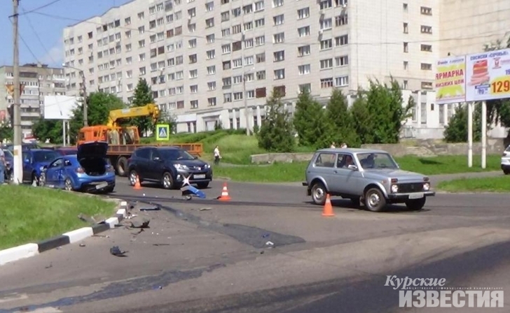 Курская область. В Железногорске столкнулись три автомобиля Курская область. В Железногорске столкнулись три автомобиля