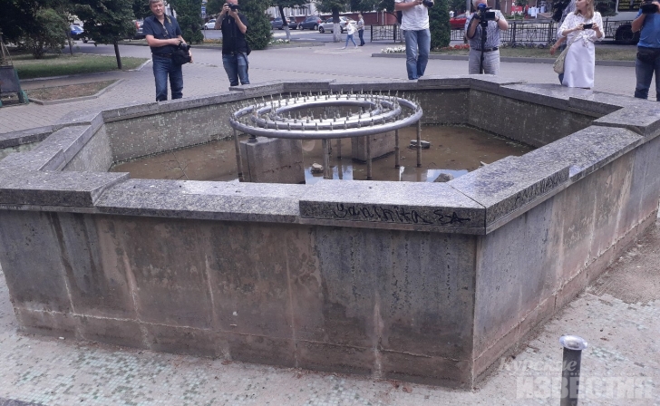 Курск. Фонтан на улице Ленина обещают реконструировать Курск. Фонтан на улице Ленина обещают реконструировать