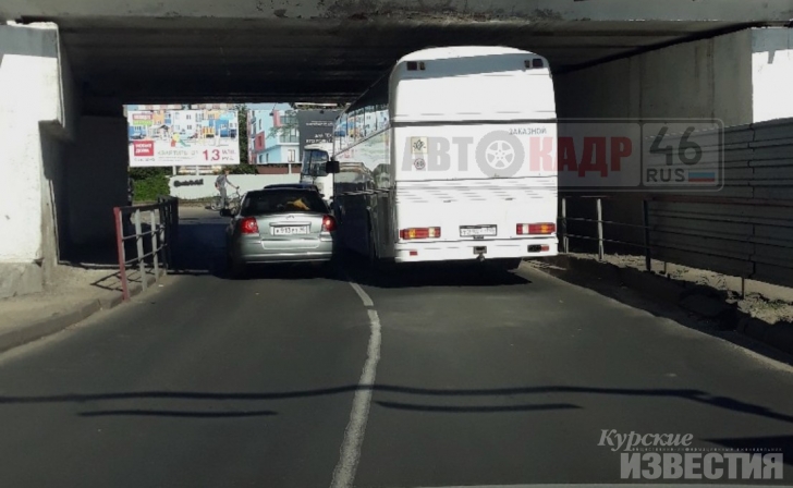 В Курске под мостом на Станционной застрял автобус В Курске под мостом на Станционной застрял автобус