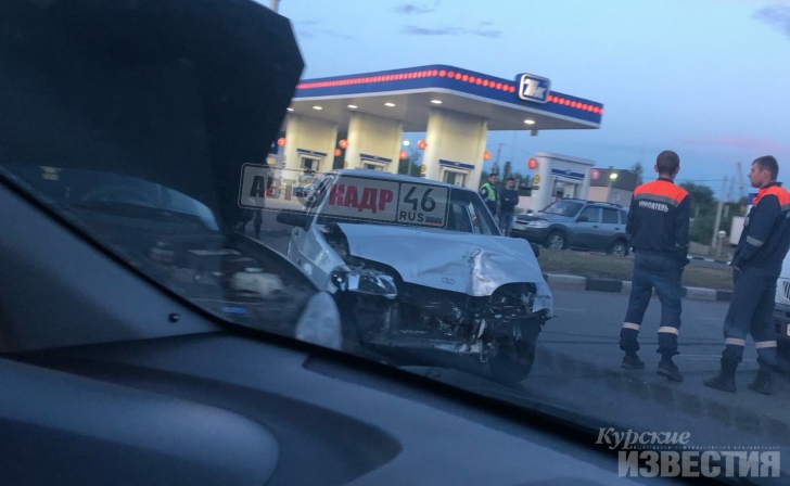 В Курске столкнулись «Приора» и ВАЗ-2115 В Курске столкнулись «Приора» и ВАЗ-2115