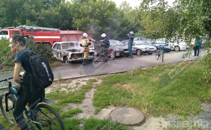 В Курске школьники решили покурить в «Волге» и сожгли её В Курске школьники решили покурить в «Волге» и сожгли её