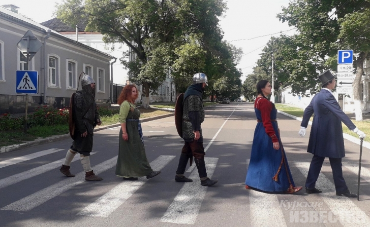 Куряне переоделись в костюмы разных эпох и прошлись по старинным кварталам Куряне переоделись в костюмы разных эпох и прошлись по старинным кварталам