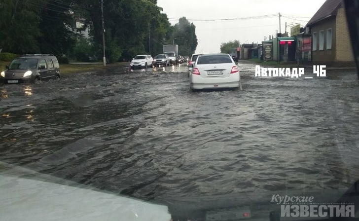 В Курске из-за ливня подтапливает улицы В Курске из-за ливня подтапливает улицы