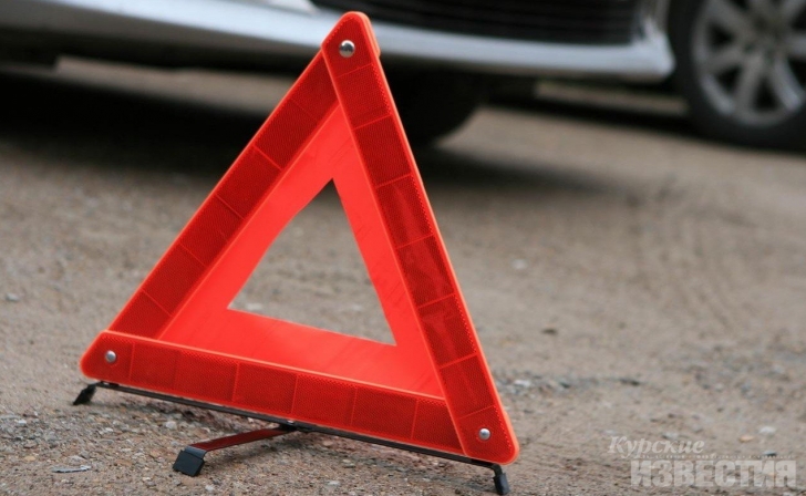 Курская область. В Поныровском районе автомобиль протаранил фонарный столб Курская область. В Поныровском районе автомобиль протаранил фонарный столб