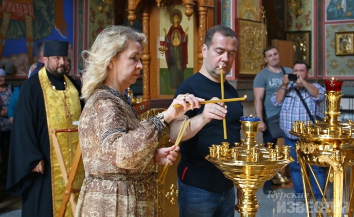 Дмитрий Медведев вместе с супругой посетили сельский храм под Курском Дмитрий Медведев вместе с супругой посетили сельский храм под Курском
