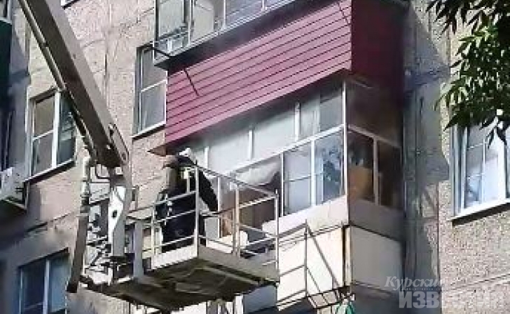 В Курске пожарные через балкон тушили подгоревшую еду В Курске пожарные через балкон тушили подгоревшую еду