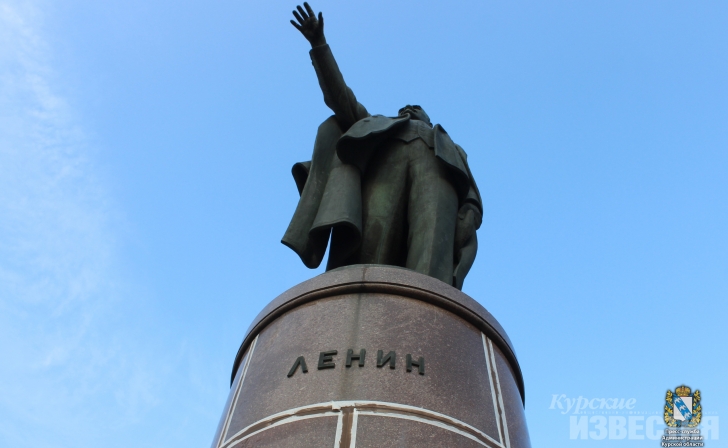 В Курске герметизируют швы на постаменте памятника Ленину В Курске герметизируют швы на постаменте памятника Ленину
