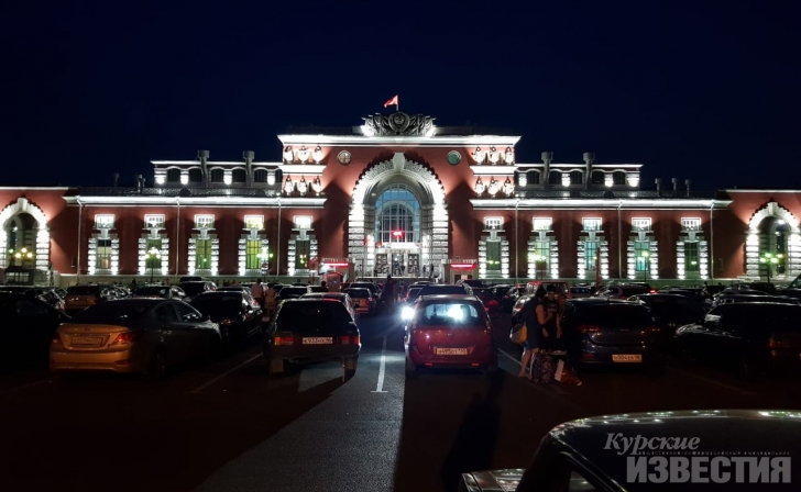 Железнодорожный вокзал Курска украсила подсветка Железнодорожный вокзал Курска украсила подсветка