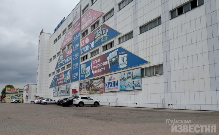 Старые вывески, разбитая плитка, неухоженные тротуары Старые вывески, разбитая плитка, неухоженные тротуары
