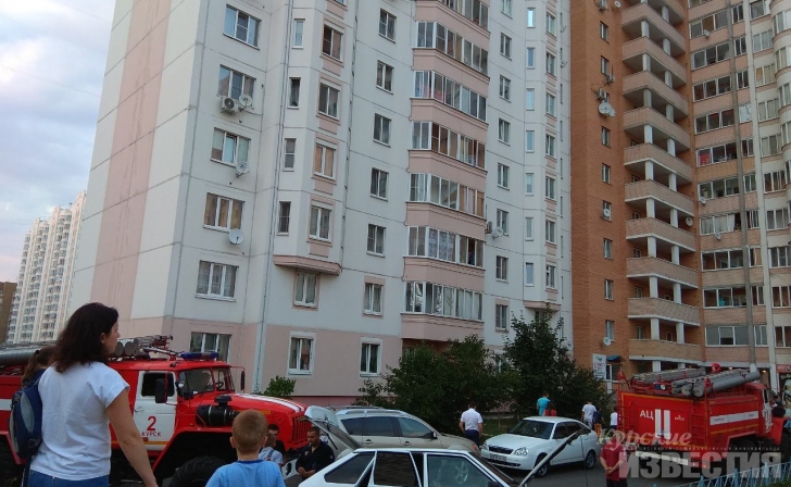 Очевидцы сообщили о возгорании в многоэтажке на пр-те Победы в Курске Очевидцы сообщили о возгорании в многоэтажке на пр-те Победы в Курске