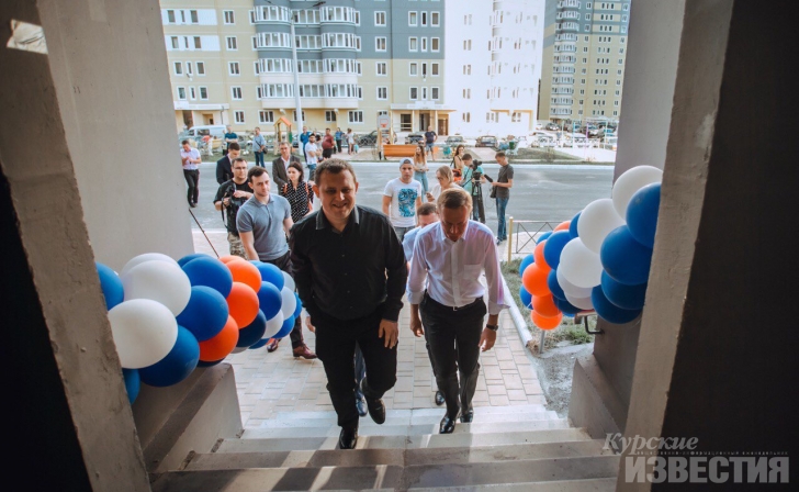 Курск. Жителям аварийных общежитий на Промышленных переулках вручили ключи от новых квартир Курск. Жителям аварийных общежитий на Промышленных переулках вручили ключи от новых квартир