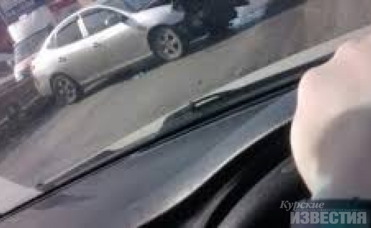 В Курске иномарка наехала на ограждение В Курске иномарка наехала на ограждение