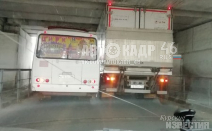 Курск. Очередной большегруз застрял под мостом на Станционной Курск. Очередной большегруз застрял под мостом на Станционной