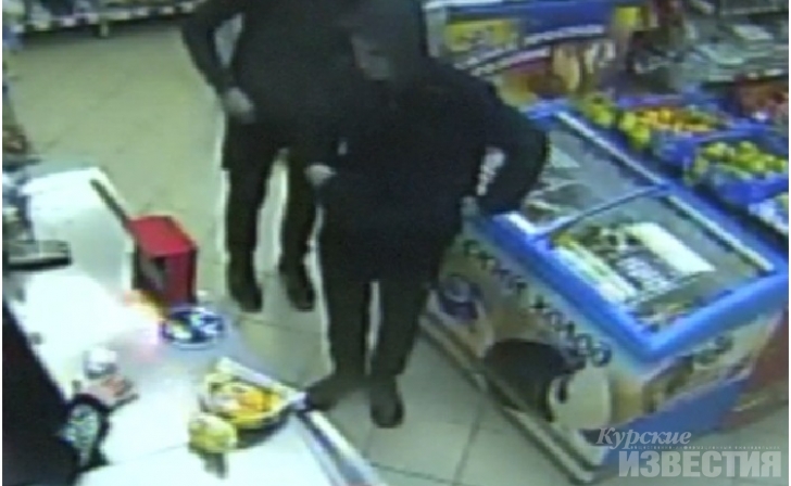 Кража со взломом: полиция ищет парней, обчистивших продуктовый магазин в Курске Кража со взломом: полиция ищет парней, обчистивших продуктовый магазин в Курске